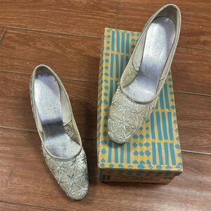 Risque Satin Pumps Classic silver  Evening pumps 9 B AA PH036K10 winter breeze